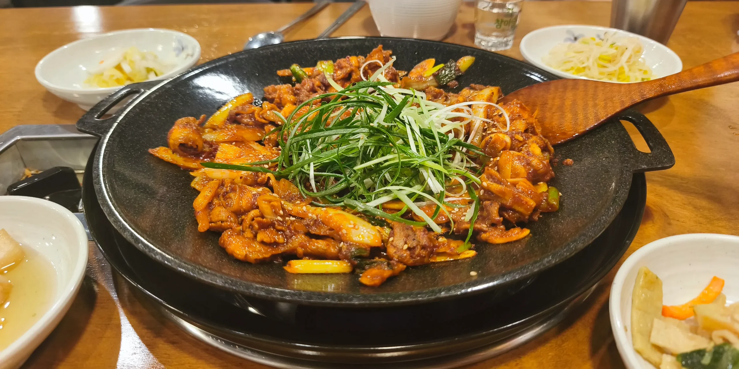 퇴근 후 소주 한 잔과 제육볶음 안주